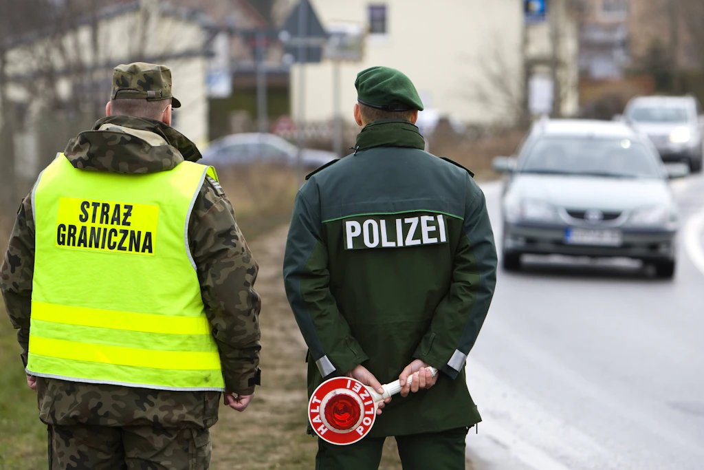 Ein deutscher und ein polnischer Beamter überwachen den Verkehr an der Grenze zu Polen bei Heringsdorf auf Usedom.