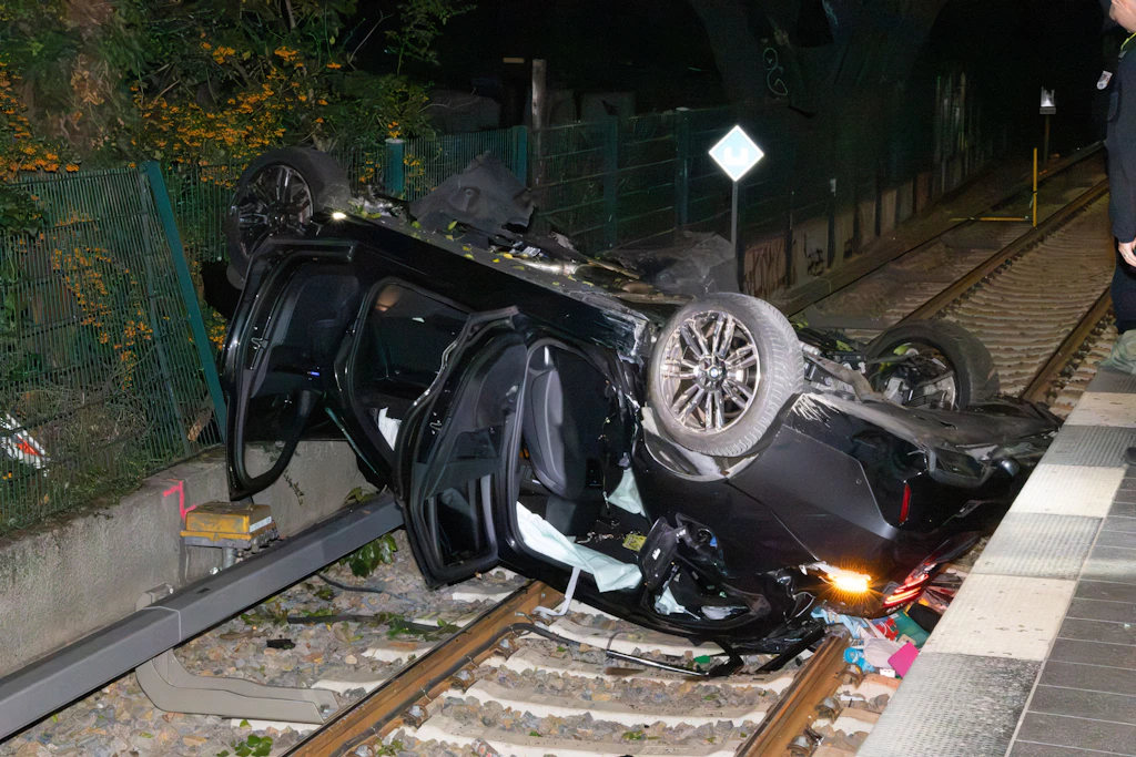 Tödlicher Unfall in Berlin: Auto stürzt von Bösebrücke ins S-Bahn-Gleisbett