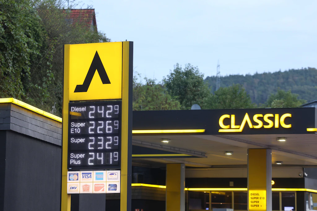 Die enorm hohen Spritpreise sollen ab Oktober durch den Tankrabatt wieder etwas gesenkt werden (Symbolbild).