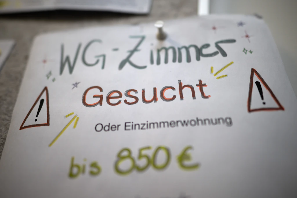 Die Suche nach einem bezahlbaren WG-Zimmer wird für Studierende in Berlin immer schwieriger. Im Mittel werden inzwischen 600 Euro pro Monat verlangt.