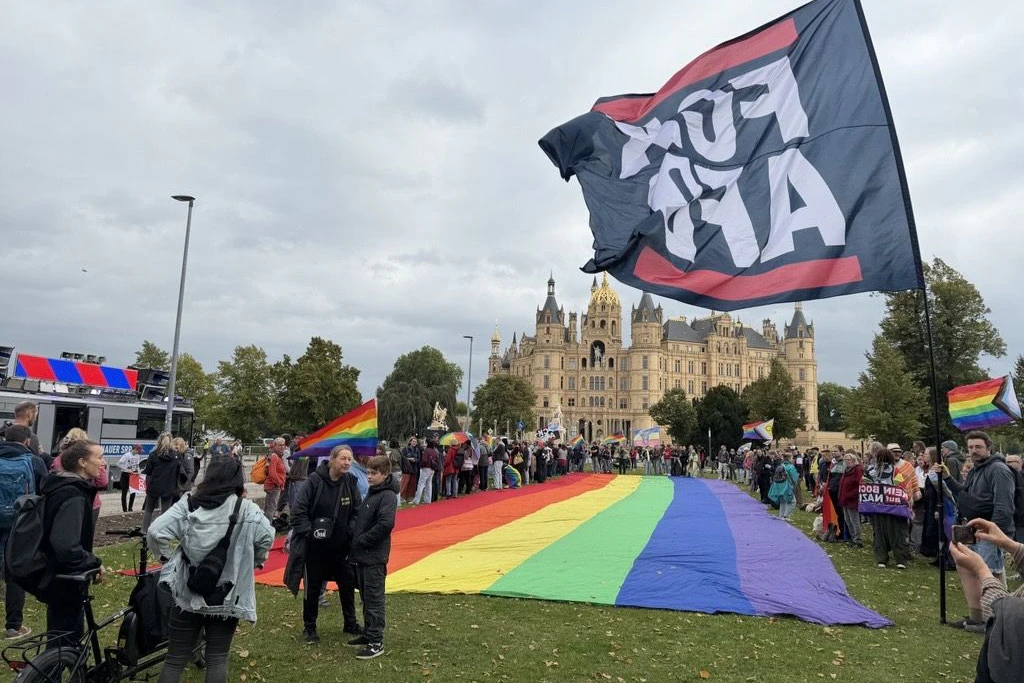 Eine große Regenbogenfahne wurde durch die Innenstadt zum Schweriner Schloss getragen.