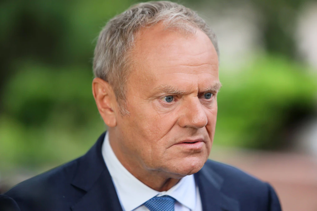 Polens Ministerpräsident Donald Tusk. Polnische Behörden prüfen Hinweise auf einen möglichen Anschlag auf ihn und Verteidigungsminister Władysław Kosiniak-Kamysz.