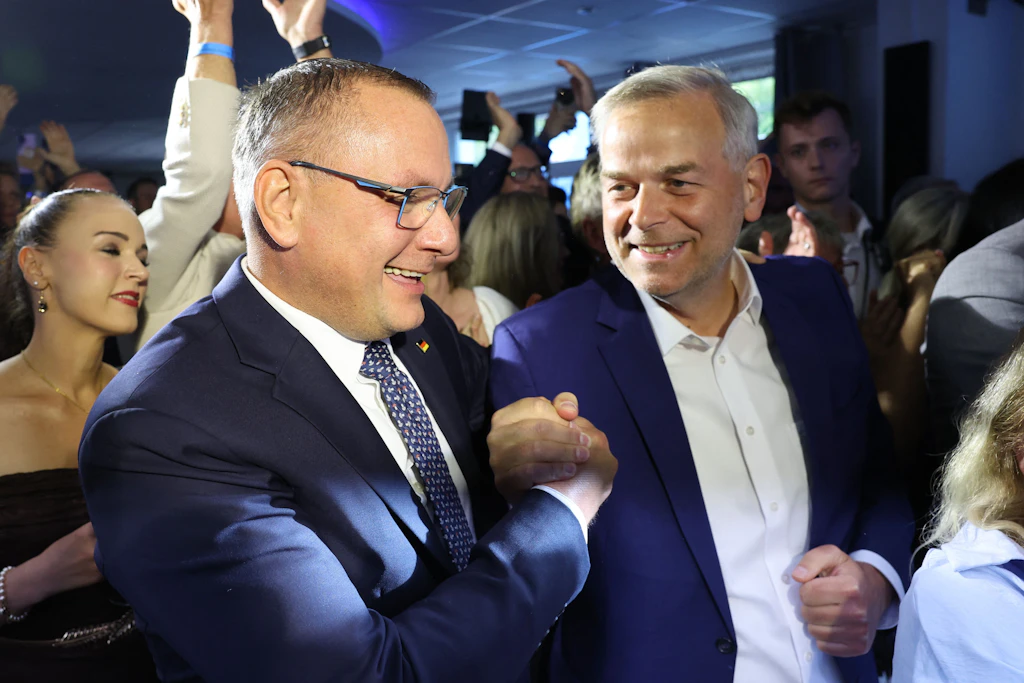 Leif-Erik Holm und Tino Chrupalla bei der Wahlparty in Schwerin.