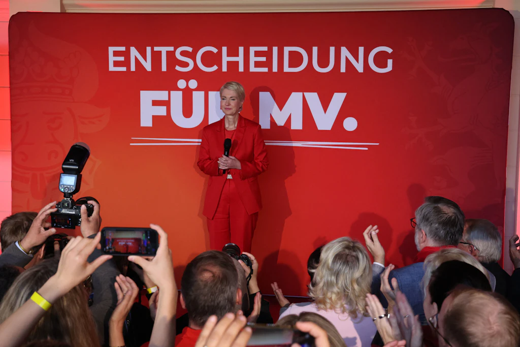 Manuela Schwesig (SPD), Spitzenkandidatin der SPD und Ministerpräsidentin von Mecklenburg-Vorpommern, spricht nach der Prognose bei der Wahlparty der SPD in der Orangerie im Schweriner Schloss.