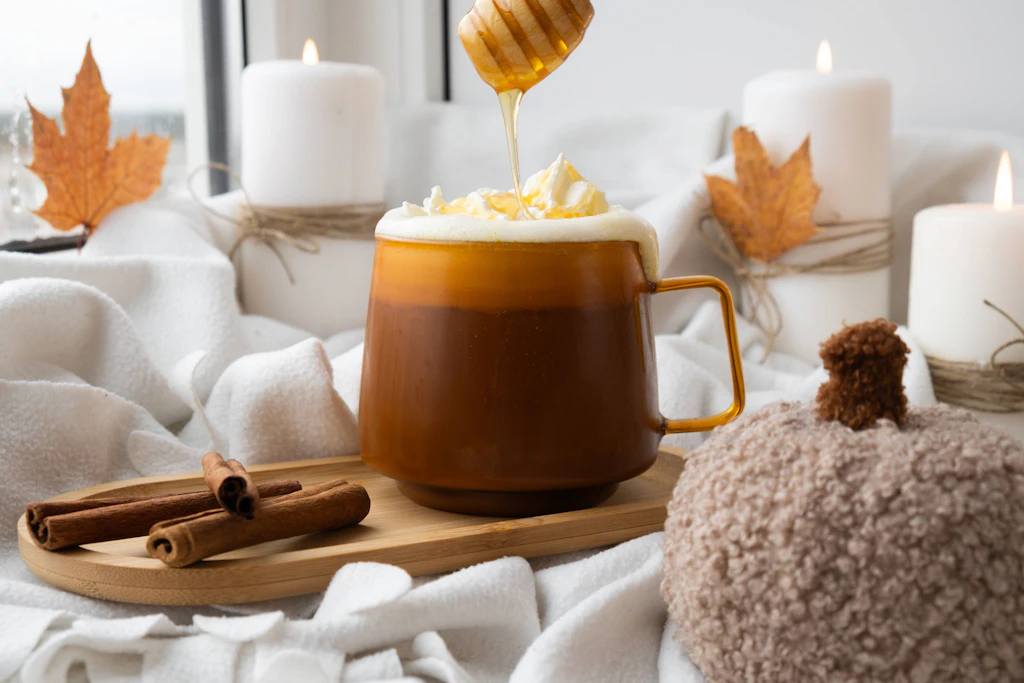 Mit würzigen Pumpkin Spice-Sirup schmeckt der Latte Macchiato nochmal so gut.