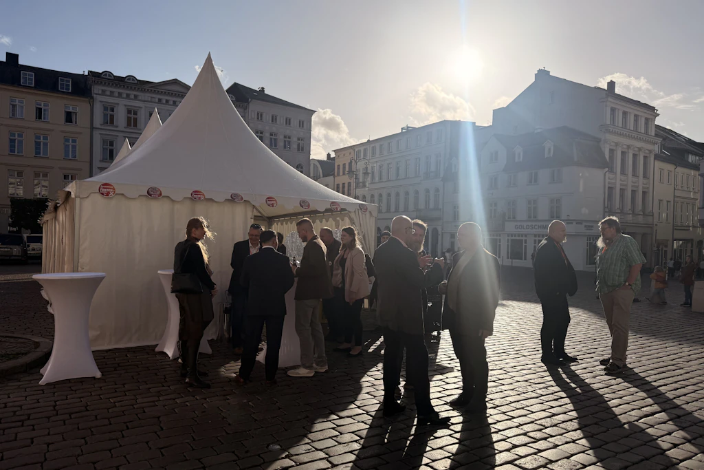 Erste Gäste treffen zur BSW-Wahlparty ein. 