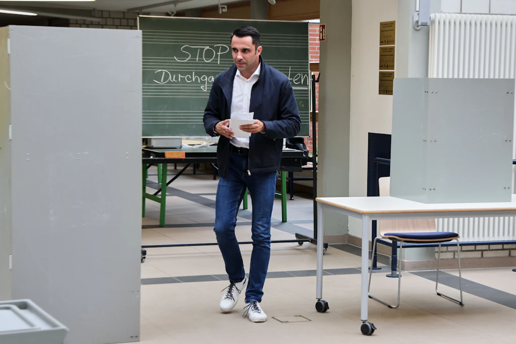 Daniel Peters (CDU), Landesvorsitzender der CDU Mecklenburg-Vorpommern, geht nach der Stimmabgabe zur Wahlurne. 