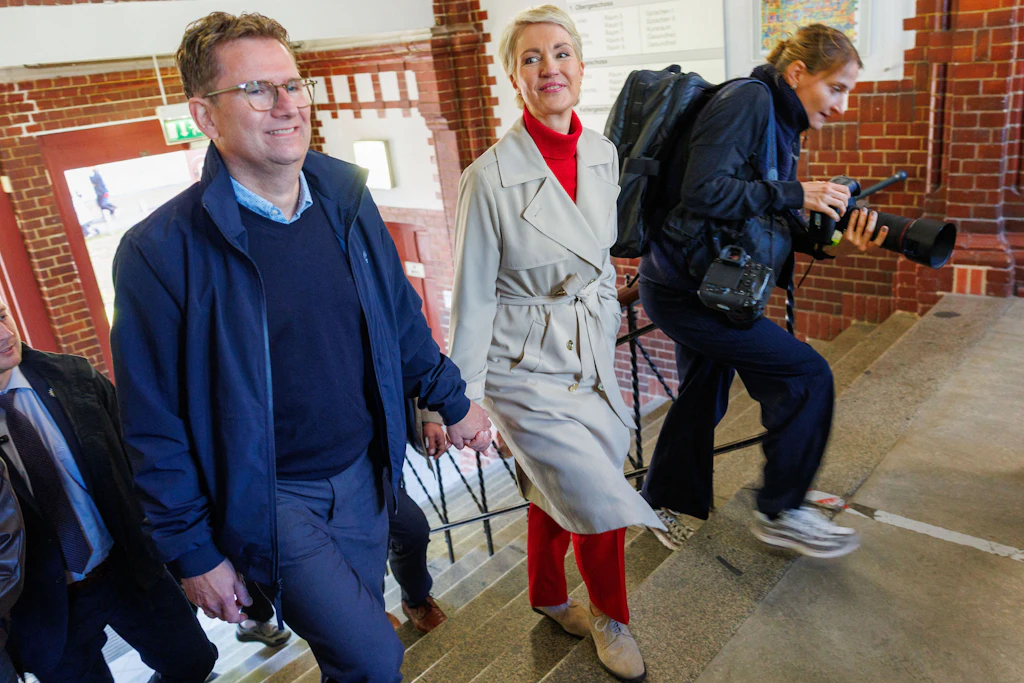 Manuela Schwesig (SPD), die Ministerpräsidentin von Mecklenburg-Vorpommern und Spitzenkandidatin der SPD für die Landtagswahl, geht mit ihrem Mann Stefan zur Stimmabgabe.