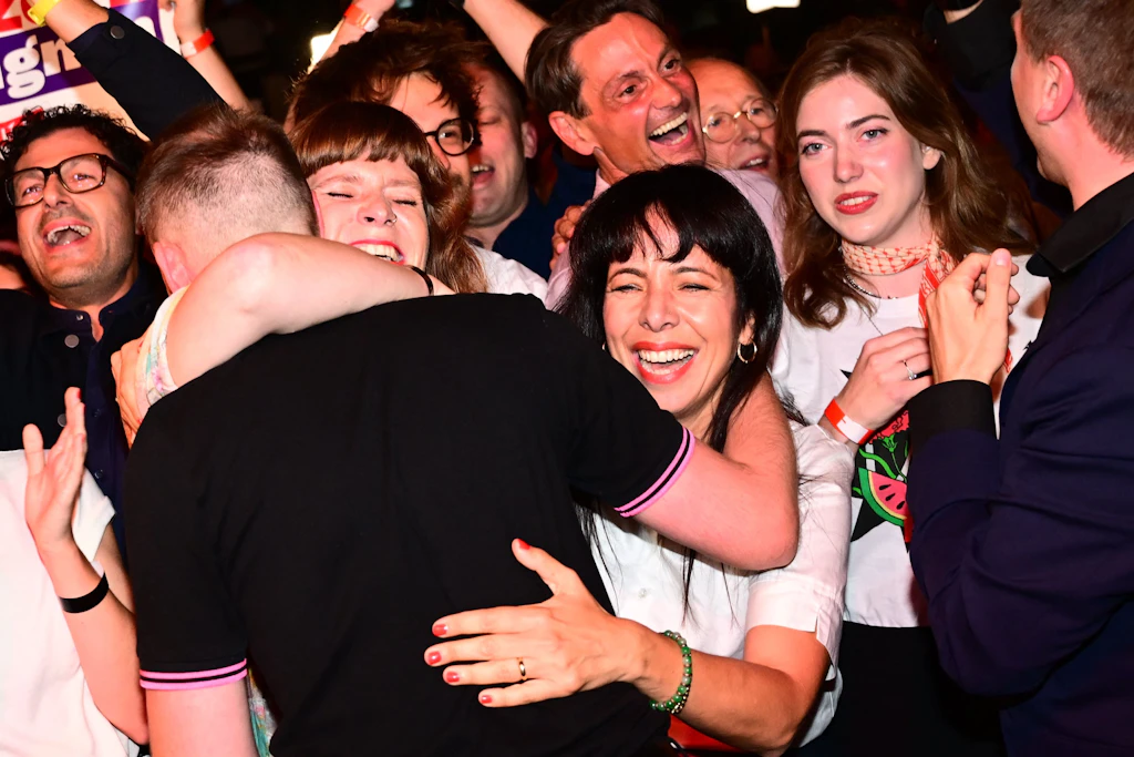 Elif Eralp (M.) freut sich auf einer Wahlparty der Berliner Linken im Festsaal Kreuzberg über den klaren Wahlsieg ihrer Partei.