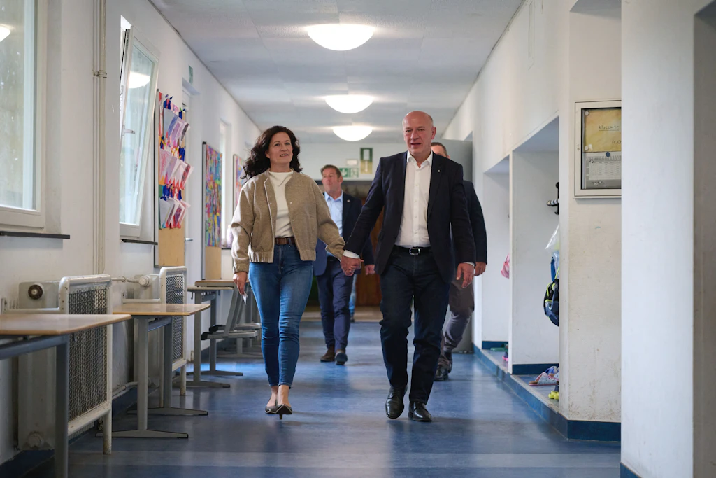 Kai Wegner (CDU, r), Regierender Bürgermeister von Berlin, und seine Partnerin Katharina Günther-Wünsch (CDU), Senatorin für Bildung, Jugend und Familie von Berlin, kommen zur Stimmabgabe in ihr Wahllokal in der Grundschule Ritterfeld.