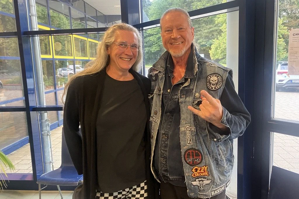 Andy und Conny auf dem Weg ins Wahllokal.