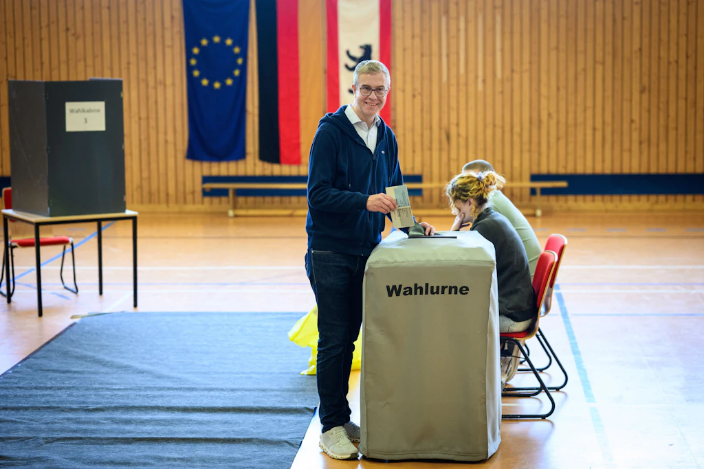 Stefan Evers (CDU), Berliner Senator für Finanzen und Kultur, sowie CDU-Spitzenkandidat und kommissarischer Landesvorsitzender, gibt im Wahllokal in der Emanuel-Lasker-Schule in Berlin-Friedrichshain seinen Stimmzettel ab.