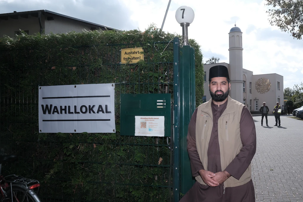 „Jeder kennt jemanden, der AfD wählt“: Besuch im Wahllokal der Khadija-Moschee