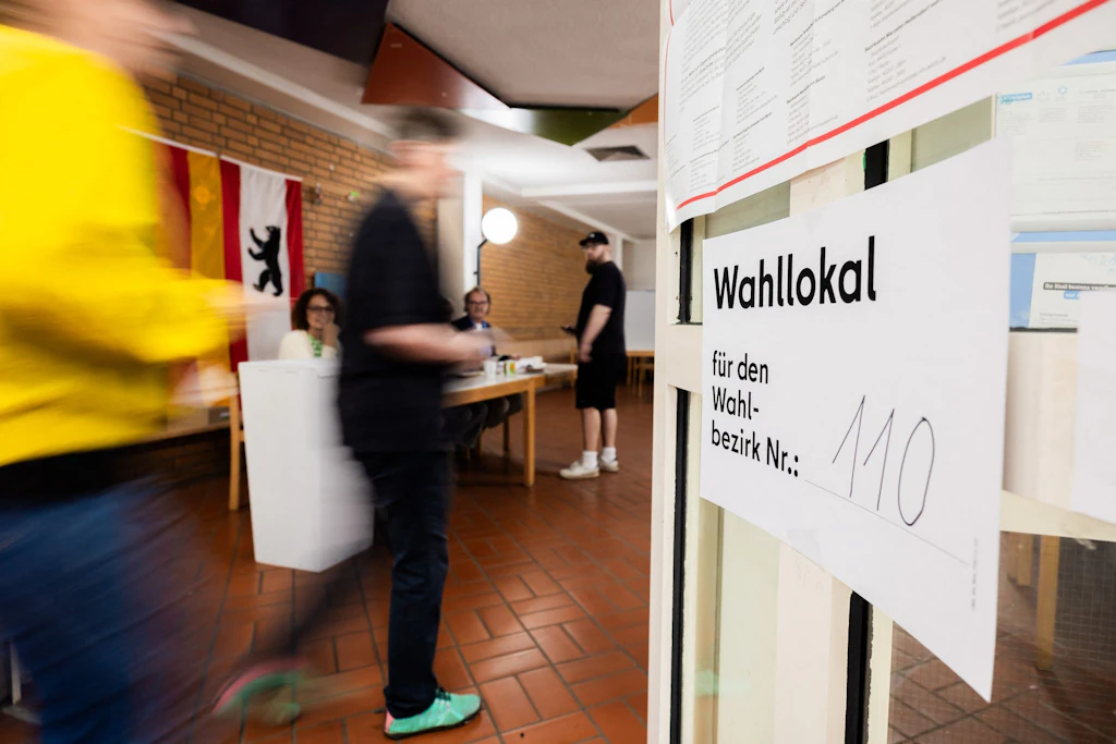 Die Wahlbeteiligung lag um 12 Uhr bei 27,9 Prozent in Berlin.