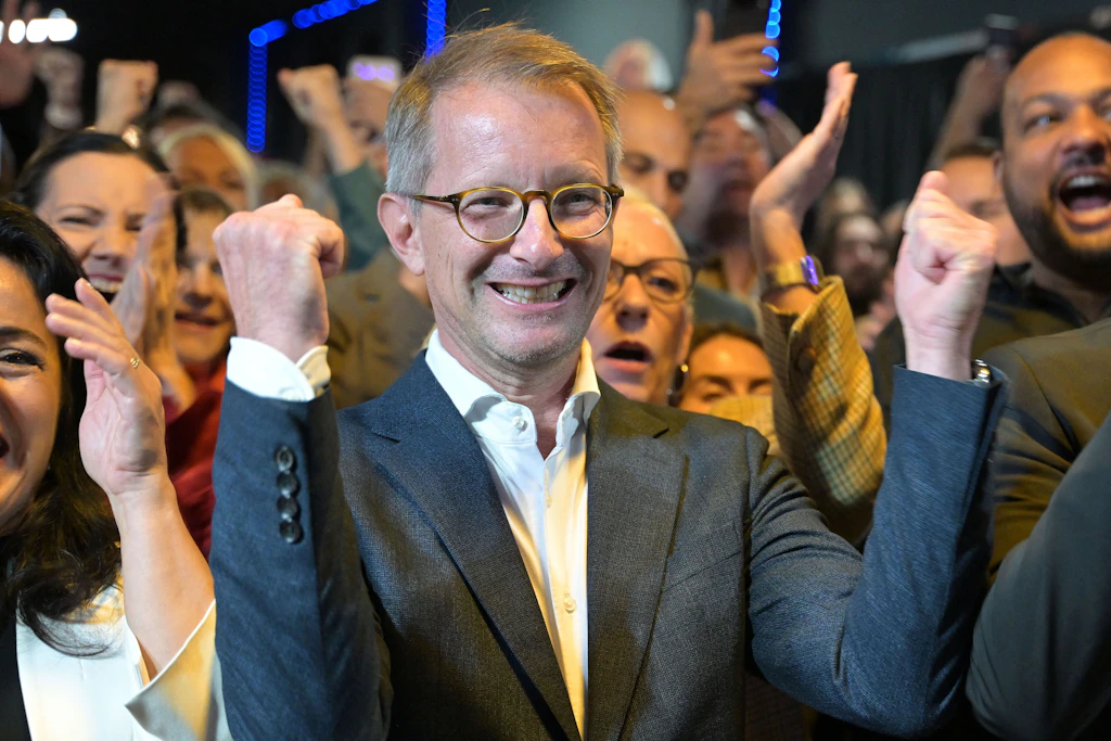 Alexander King feiert das Abschneiden des BSW bei der Berliner Abgeordnetenhauswahl.