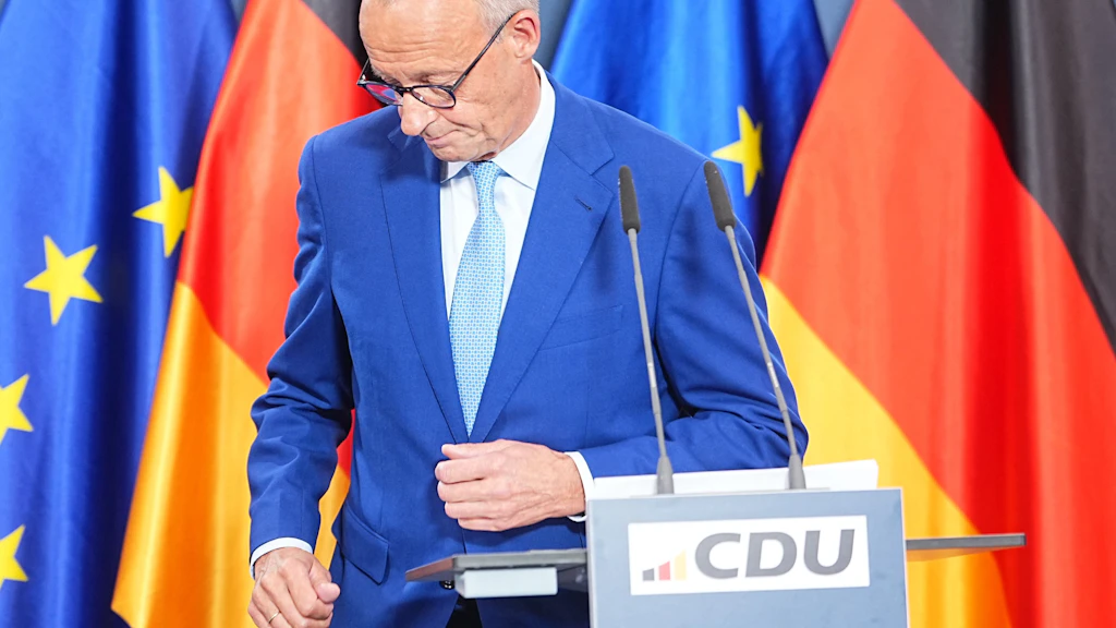 Bundeskanzler Friedrich Merz (CDU) verlässt nach einer Ansprache nach den Wahlen in Berlin und Mecklenburg-Vorpommern im Konrad-Adenauer-Haus die Bühne.