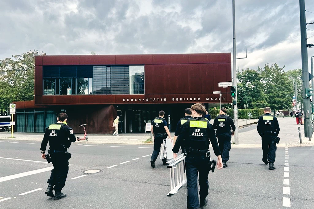Polizisten rückten am Nachmittag in Mitte an, um Wahlplakate rund um die Wahllokale in der Gedenkstätte Berliner Mauer zu entfernen.