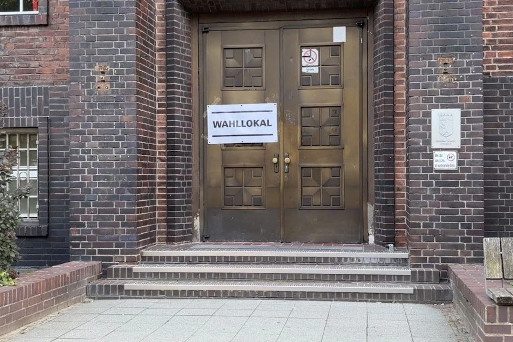 Vor dem Wahllokal im Rathaus Weißensee