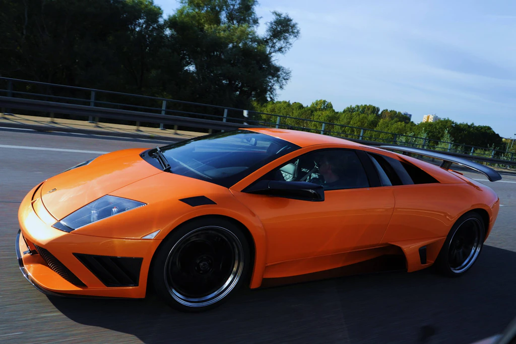 Ein Lamborghini auf der Autobahn: Im Großraum Manchester hat die Polizei gleich fünf Wagen der Marke sichergestellt – ohne Vorwarnung, dank einer neuen Gesetzesregel (Symbolbild).