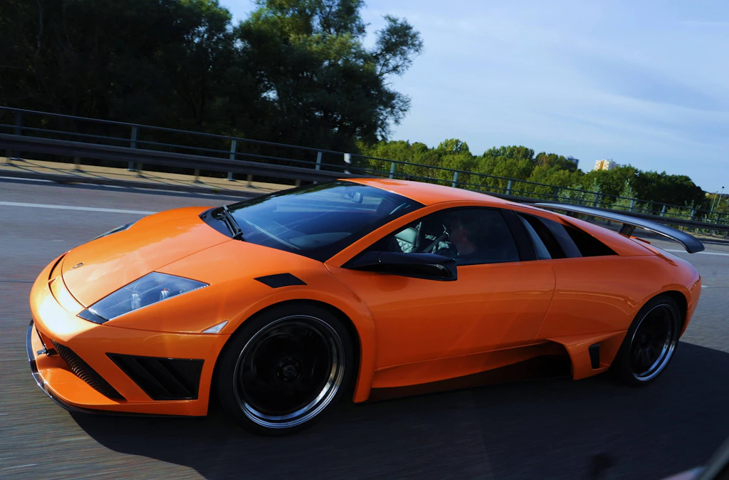 Fünf Lamborghini schleichen mit 27 km/h über die Autobahn – jetzt sind die Fahrer ihre Autos los