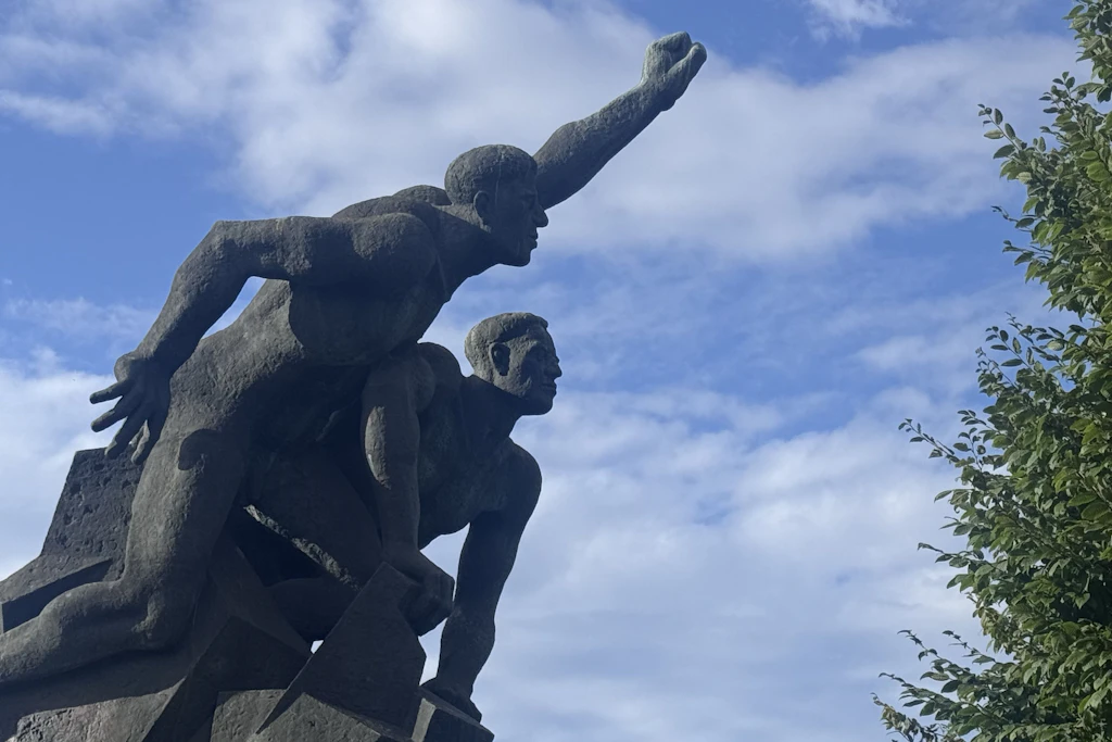 Sowjetischen Denkmal, das zwei Vertreter der Matrosenbewegung zeigt, in Rostock. In unmittelbarer Nähe hat Jeannette gewählt.