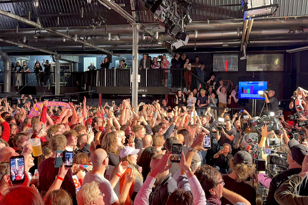Tosender Applaus, als die ersten Prognosen auf den Bildschirmen im Festsaal Kreuzberg gezeigt werden.