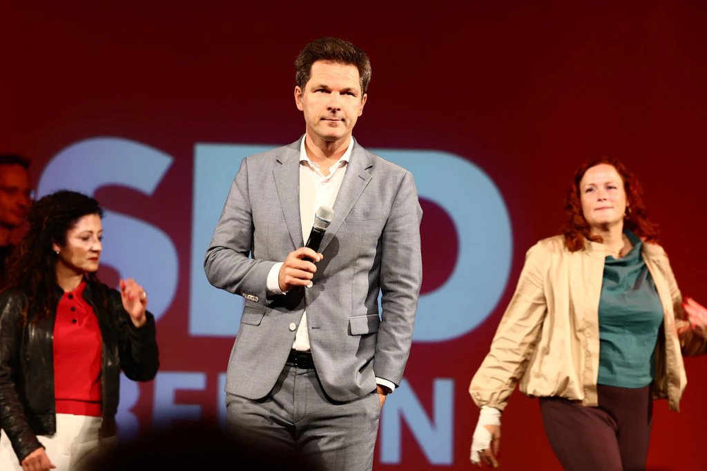 Steffen Krach (SPD), Spitzenkandidat der Berliner SPD und Landesvorsitzender der SPD Berlin, reagiert auf die Prognose zur Abgeordnetenhaus-Wahl.