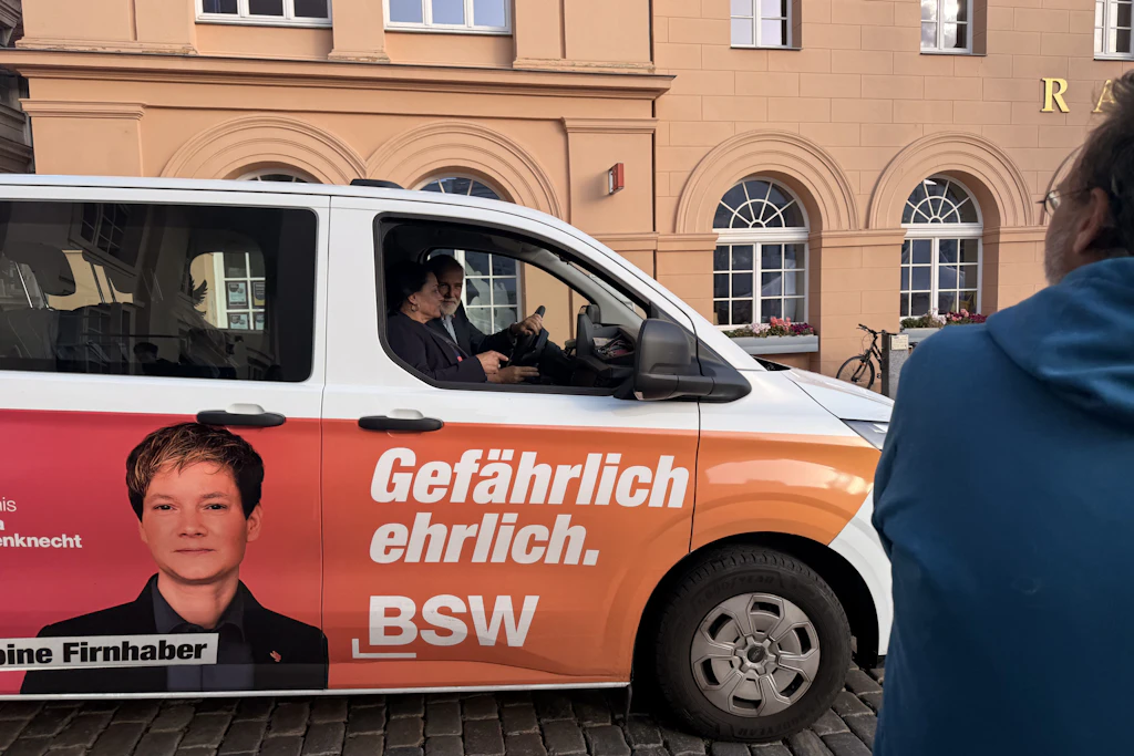 BSW-Bus fährt auf dem Schweriner Marktplatz vor.