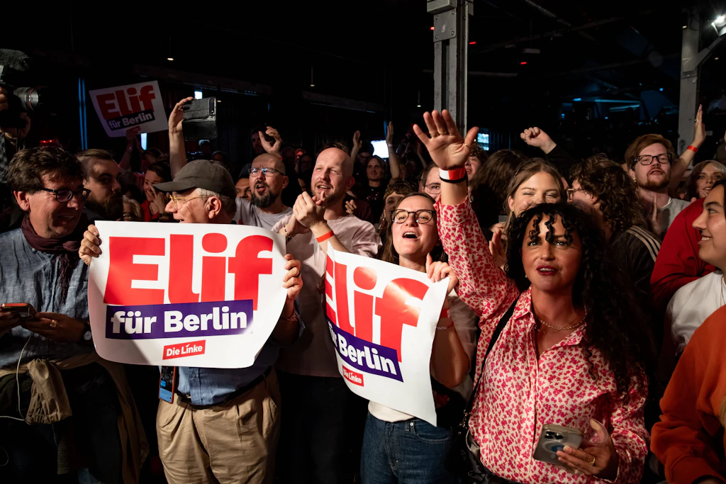Wahlparty der Berliner Linken: Anhänger feiern das Wahlergebnis mit Jubel und Freudengesten.