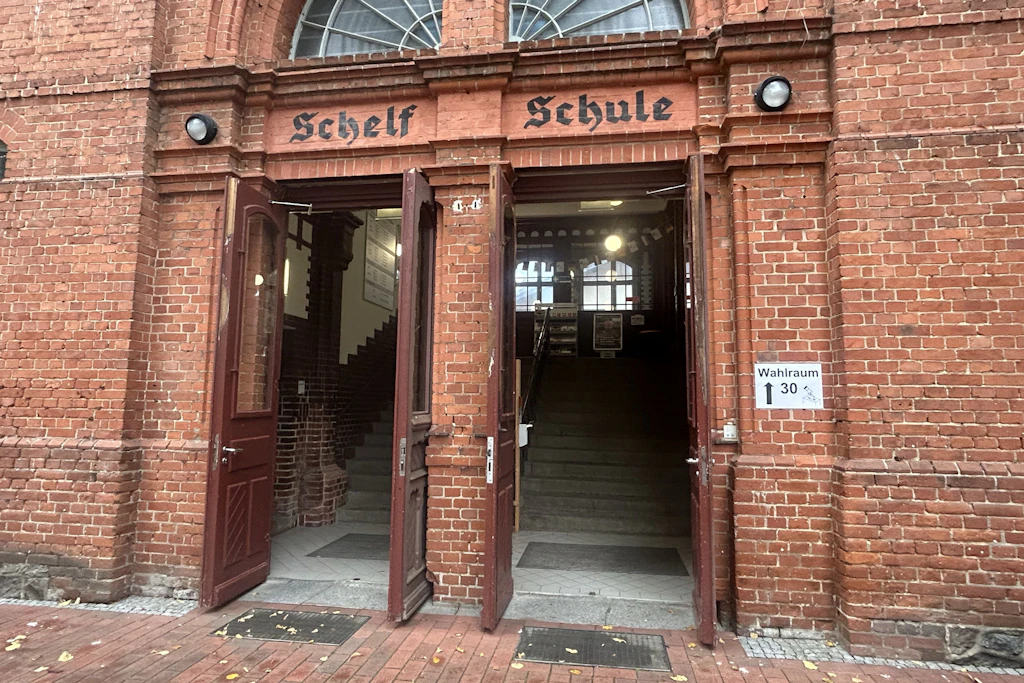 Gähnende Leere vor dem Wahllokal 30 in der Schweriner Innenstadt.