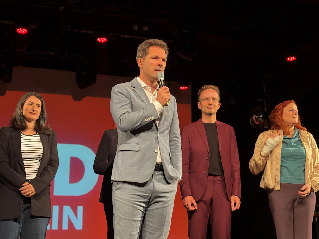 Ein desaströser Abend: SPD-Spitzenkandidat Steffen Krach beim Wahlabend seiner Partei im Astra-Kulturhaus in Friedrichshain.