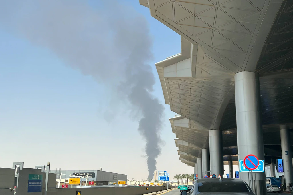 Rauch steigt nahe dem King Khalid International Airport in Riad auf.