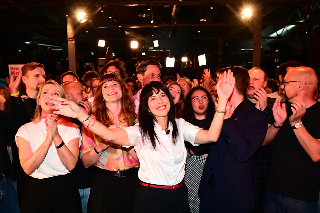 Elif Eralp (M.), Spitzenkandidatin der Linken, wartet mit Anhängern im Festsaal Kreuzberg auf die erste Prognose.