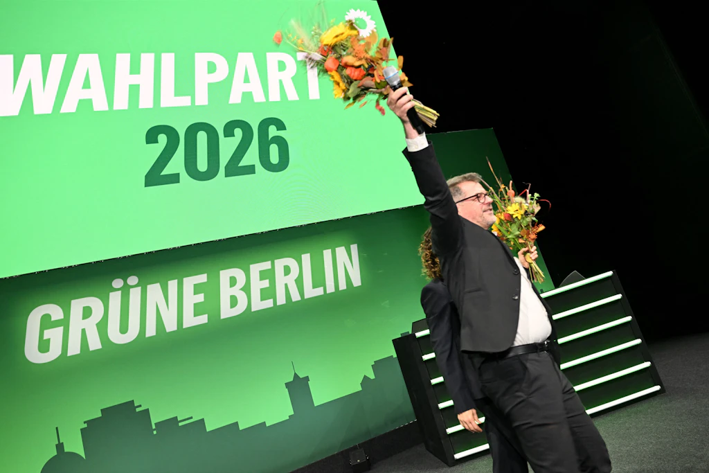 Grüne im Glück: Werner Graf feiert sich bei der Wahlparty, hinter ihm steht Bettina Jarasch.