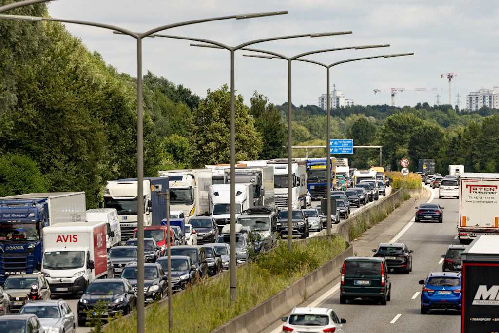 Wer am Wochenende auf den Straßen unterwegs ist, sollte sich auf längere Staus einstellen.