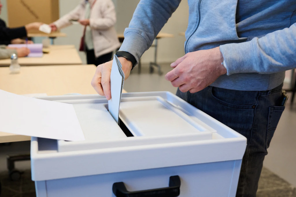 Ein Wahlzettel wird in eine Urne gesteckt. Am 20. September fand in Berlin die Wahl zum Abgeordnetenhaus statt.