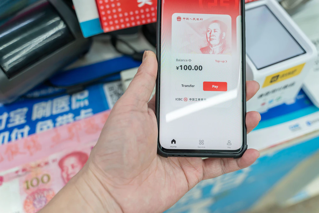 Ein Kunde bezahlt mit dem digitalen Yuan (Symbolbild)