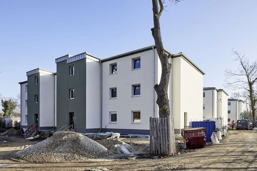 Die neuen Häuser am Kirchsteig in Treptow-Köpenick sind dreigeschossig.