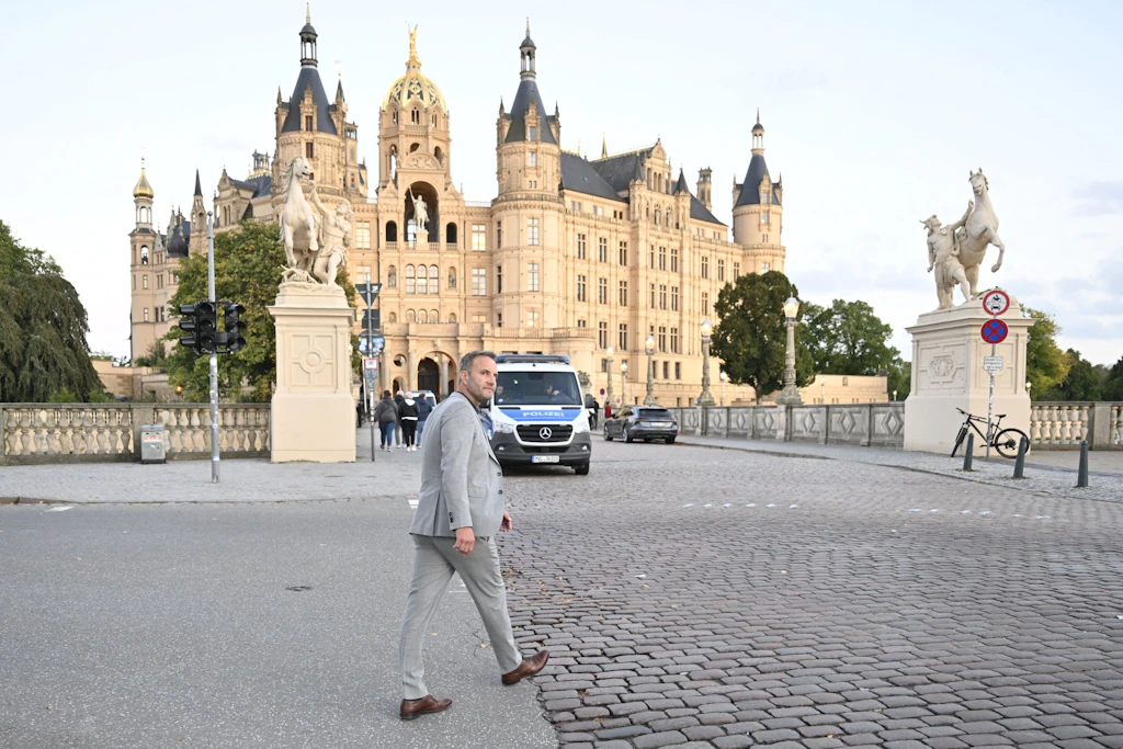 Enrico Schult (AfD), Spitzenkandidat der AfD-Landesliste sowie Landes- und Fraktionsvorsitzender der AfD Mecklenburg-Vorpommern, geht vor dem Schweriner Schloss.