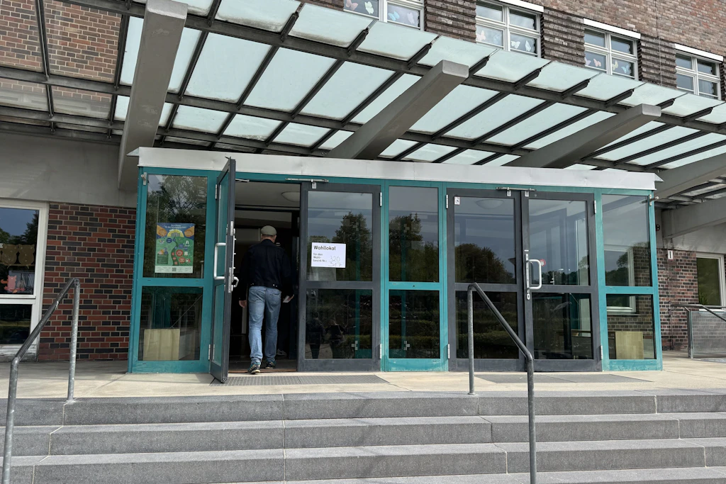 Vor der Anne-Frank-Schule in Tiergarten