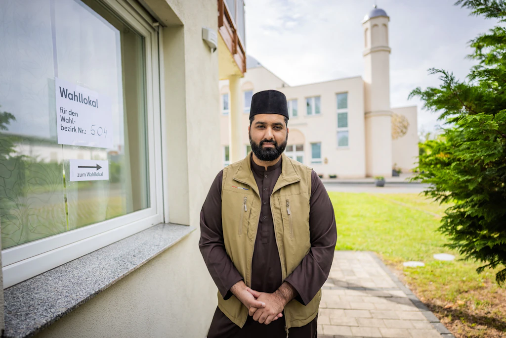 Imam Scharjil Khalid steht auf dem Weg zum Wahllokal auf dem Gelände der Khadija Moschee in Berlin-Pankow