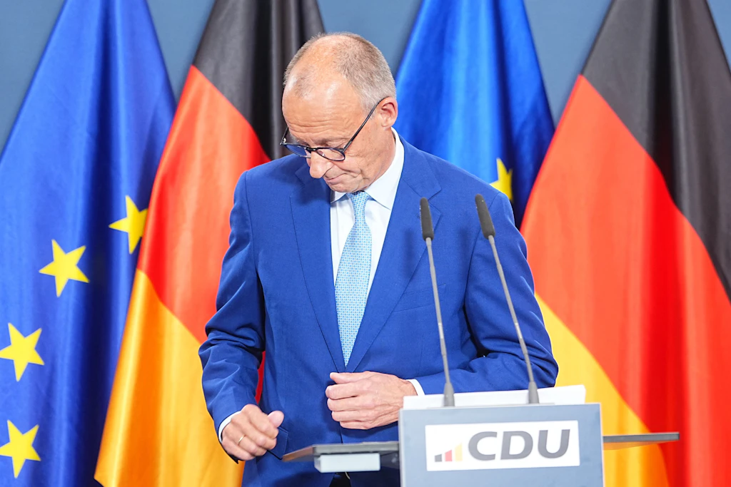 Bundeskanzler Friedrich Merz (CDU) auf einer Bühne im Konrad-Adenauer-Haus in Berlin. Der CDU-Chef kündigt Reformen an.