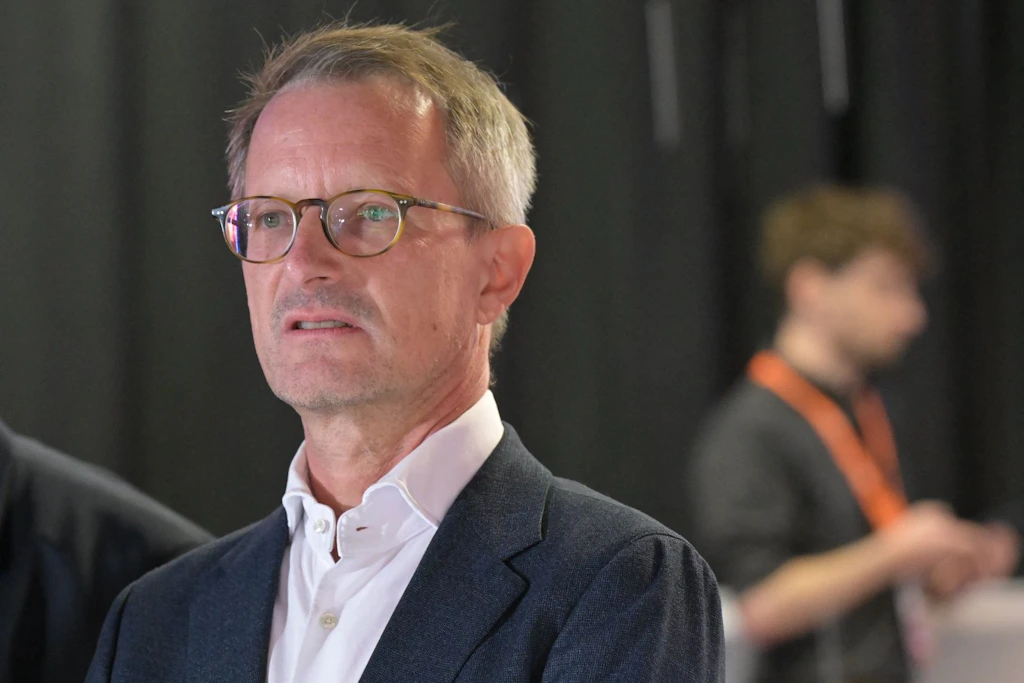 Alexander King, Spitzenkandidat und Landesvorsitzender des Berliner BSW, bei der Wahlparty des BSW am Sonntag.