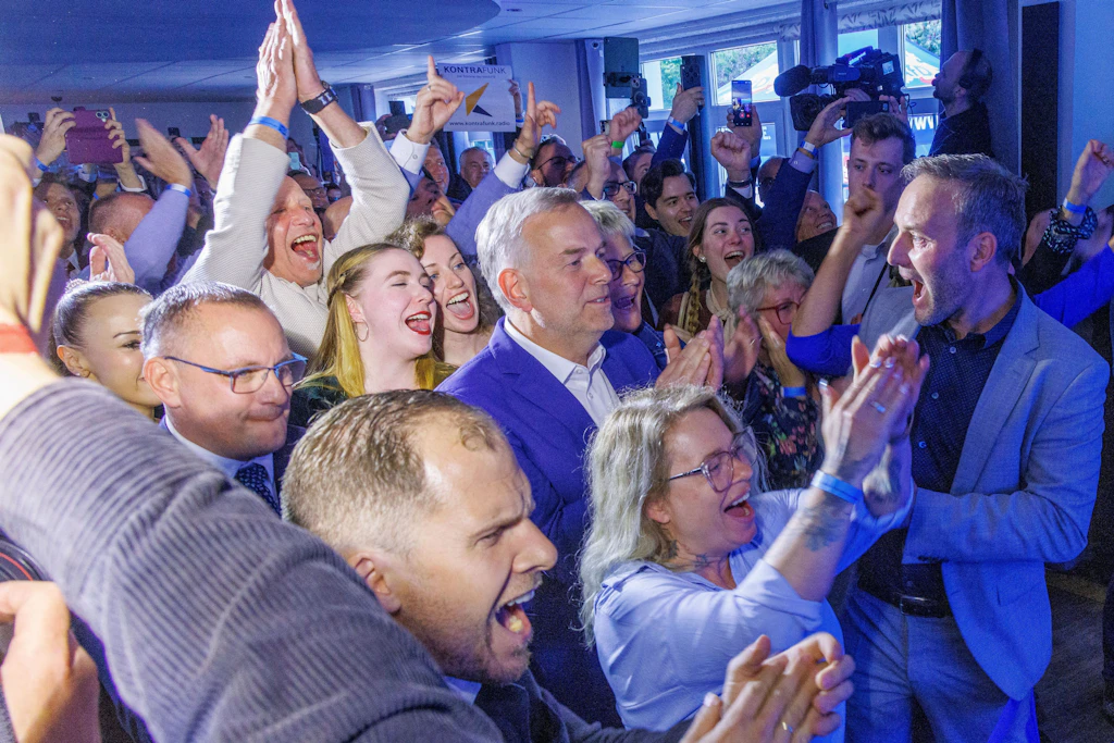 Leif-Erik Holm (AfD, M), Ministerpräsidentenkandidat der AfD feiert den Wahlsi