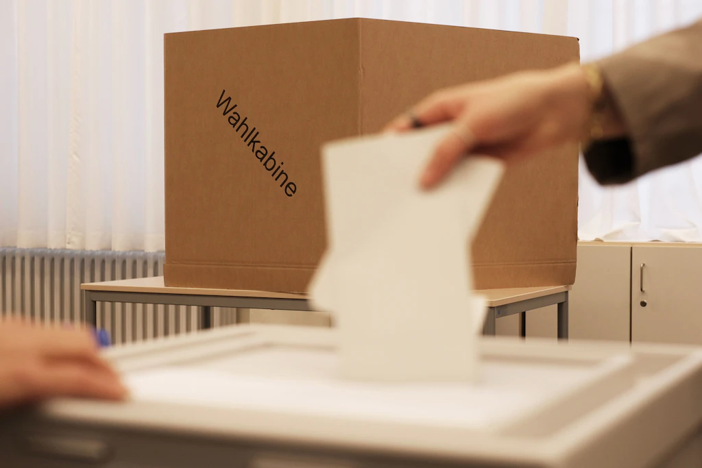 Die Wahllokale haben geöffnet.
