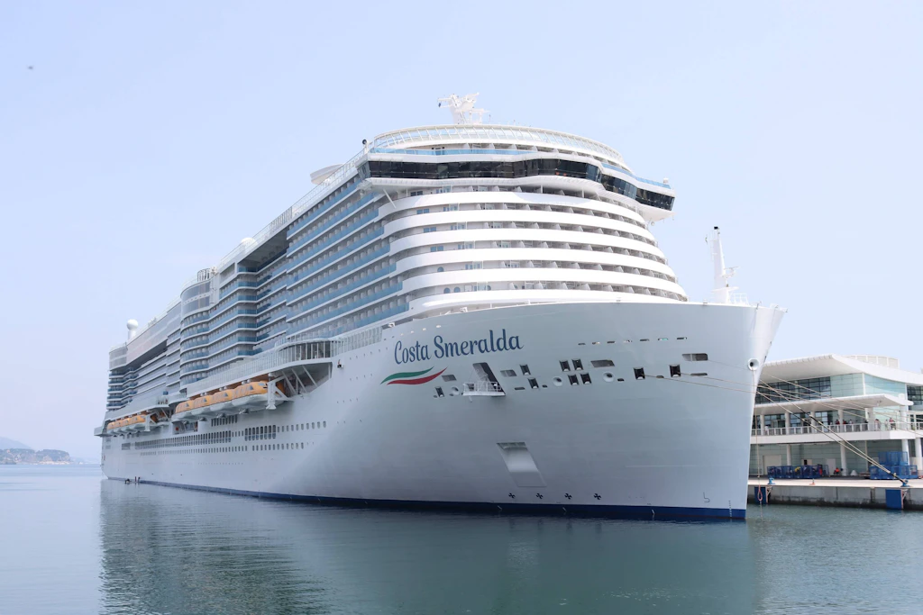 Die „Costa Smeralda“ im Hafen von Savona (Archivbild): Auf einer Fahrt zwischen Neapel und Palermo kam es an Bord zu einer Schlägerei unter jungen Passagieren.