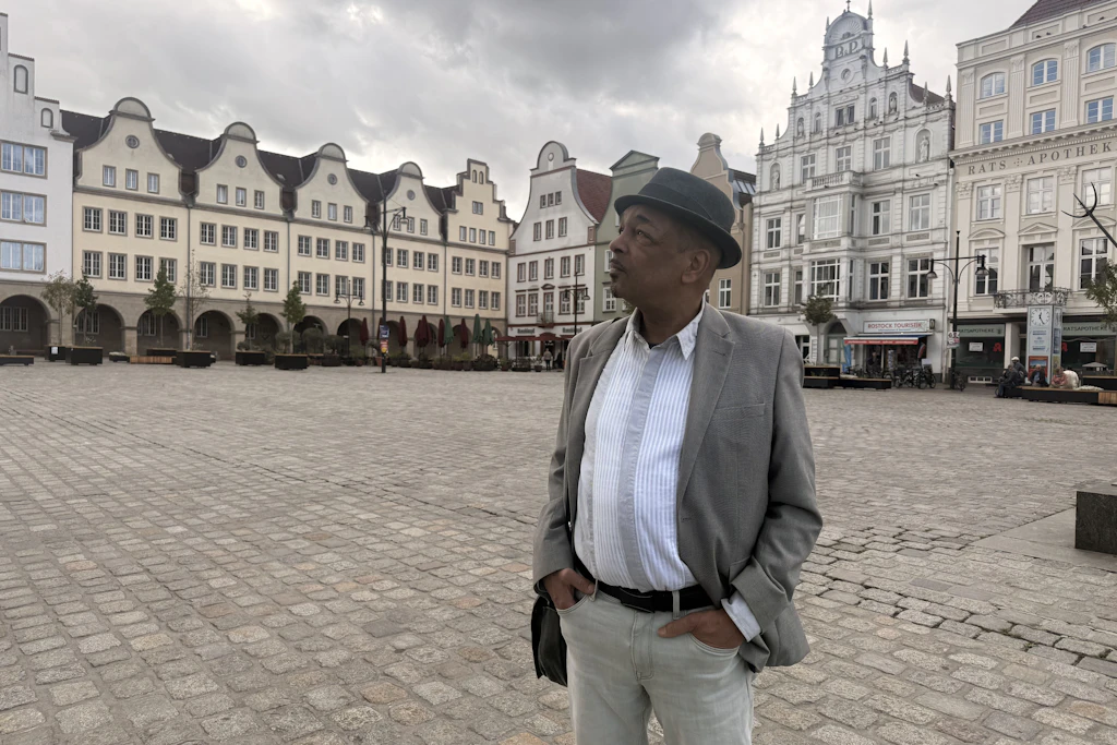 Lawrence Homez auf dem Neuen Markt in Rostock