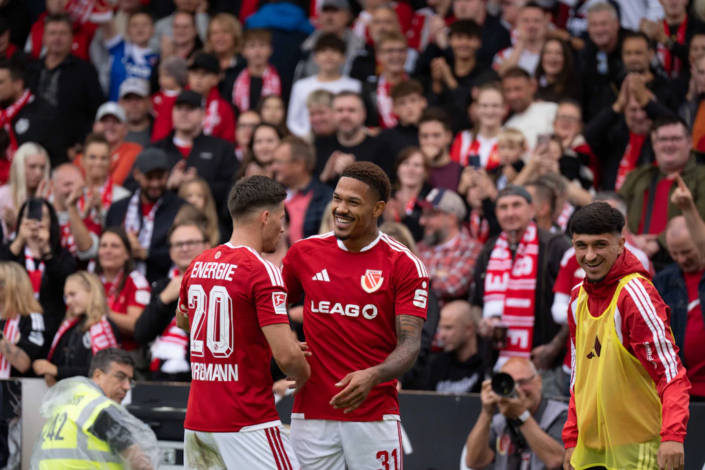 Justin Butler (Mitte) traf zur Führung für Cottbus. Zum Sieg reichte das gegen St. Pauli aber nicht.
