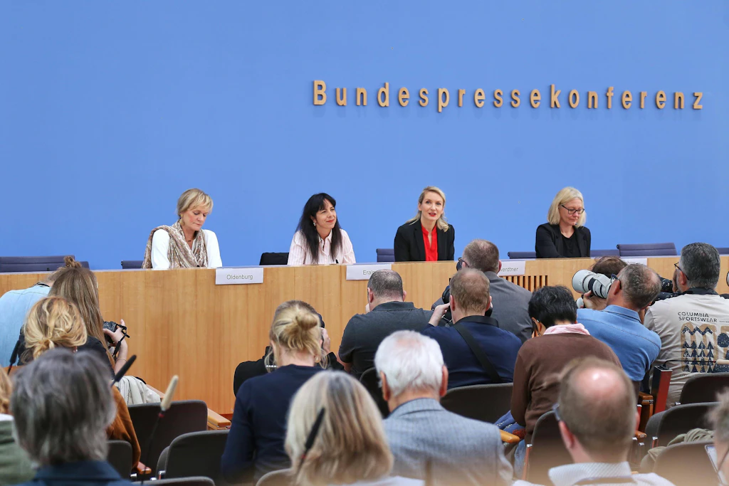 Bundespressekonferenz: Die Linke - Auswirkungen der Landtagswahlen in Berlin und Mecklenburg-Vorpommern auf die Bundespolitik: Simone Oldenburg, Spitzenkandidatin in Mecklenburg-Vorpommern, Elif Eralp, Bürgermeisterkandidatin in Berlin, Parteichefin Ines Schwerdtner.