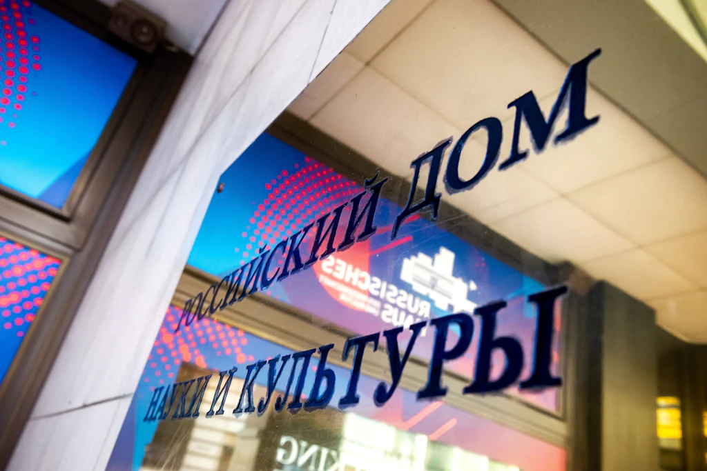 Russisches Haus in Berlin: Bauherr war der Verband der sowjetischen Gesellschaften für Freundschaft und kulturelle Beziehungen mit dem Ausland.